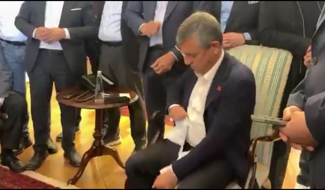 CHP Genel Merkezi’nde Dikkat Çeken Anlar: Özgür Özel Tebligatı Yırttı