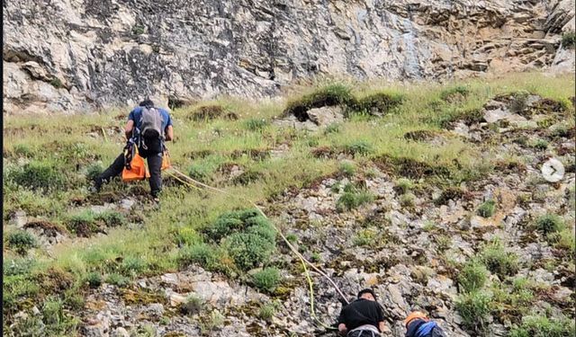 Eskişehir’de Kayalıklarda Mahsur Kalan 2 Genç AFAD Ekiplerince Kurtarıldı