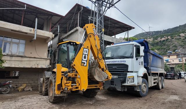 Hatay'da su basan ev ve iş yerleri temizlenmeye başladı