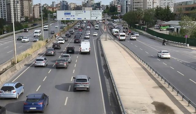 İstanbul'da haftanın ilk günü trafik kilitlendi!