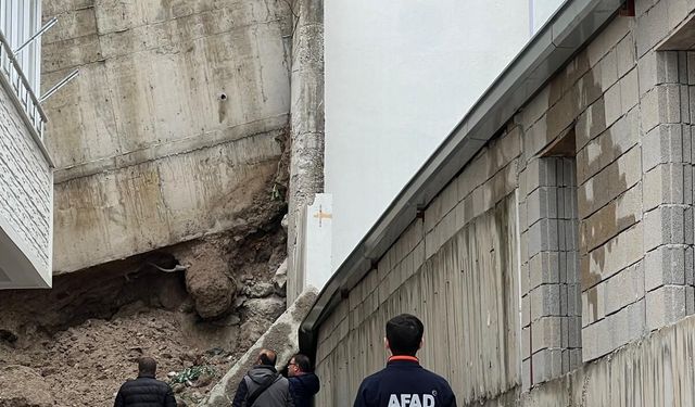 İstinat duvarı çöktü, 8 daire boşaltıldı