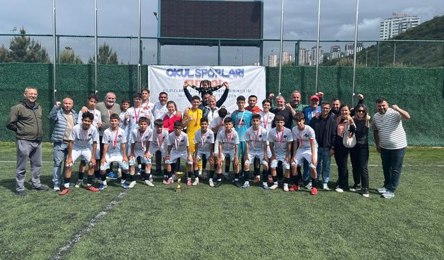 İzmir'e yıldızlarda futbolda çifte şampiyonluk