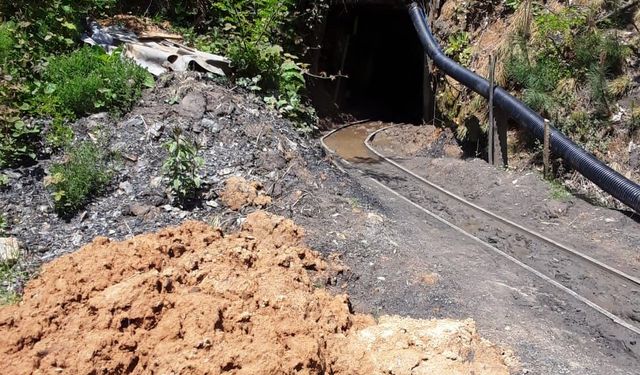 Kaçak maden ocağında oğluyla beraber hayatını kaybetti
