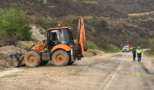 Karabük’te Sağanak Hayatı Olumsuz Etkiledi: Yollar Göle Döndü