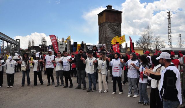 Kars’ta 1 Mayıs Coşkusu: Davul-Zurna Eşliğinde Halaylar Çekildi