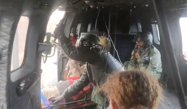 Kayalıklardan düştü, askeri helikopterle kurtarıldı