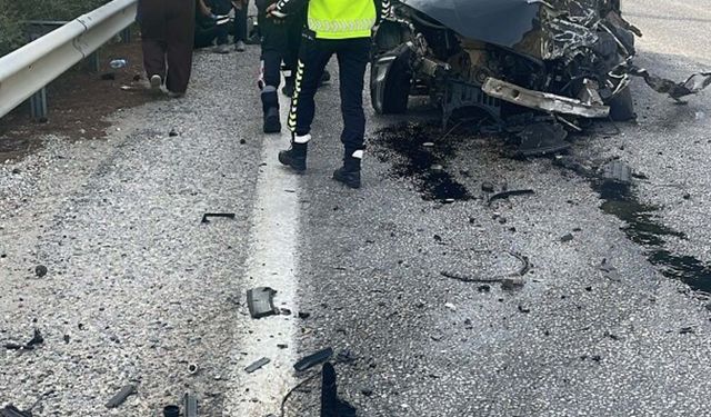 Kuşadası'nda otomobil ile minibüs çarpıştı