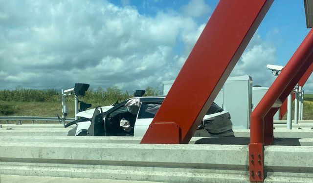 Malkara'da otomobil beton bariyere çarptı