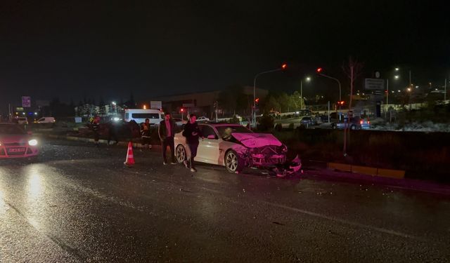 Niğde'de iki otomobil çarpıştı