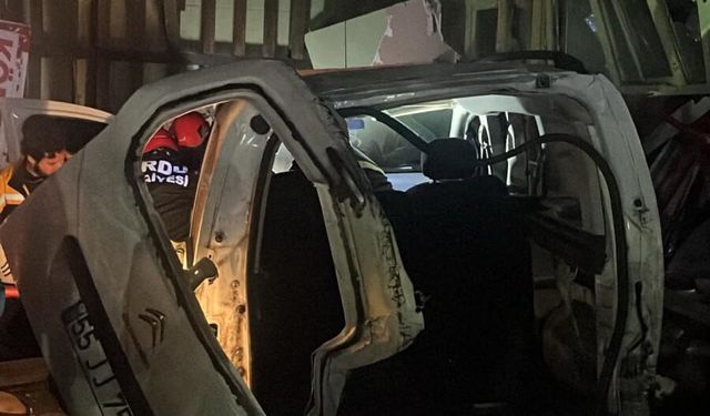 Ordu'da otomobil iş yerine daldı!