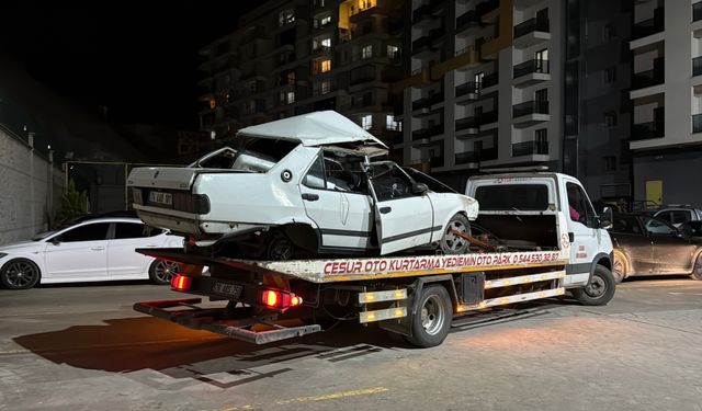 Otomobil apartmanın bahçesine düştü
