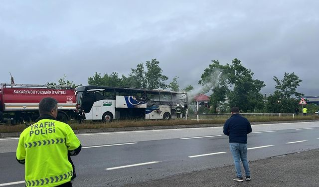 Sakarya'da yolcu otobüsü alev alev yandı