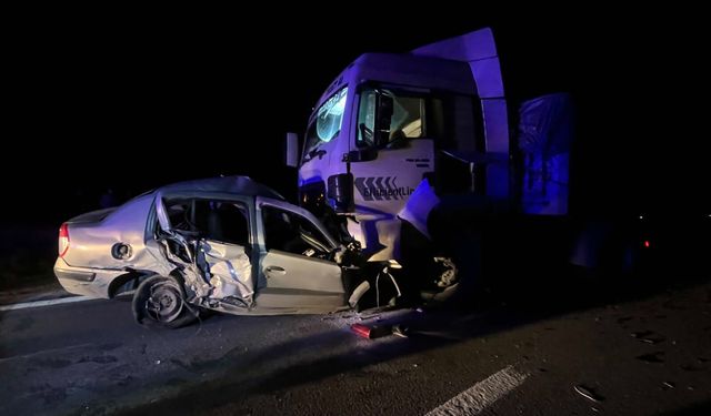 TIR ile otomobil çarpıştı, 2 ölü!