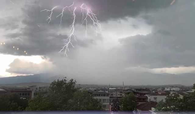 Tokat'ta peş peşe düşen yıldırımlar kameraya yansıdı