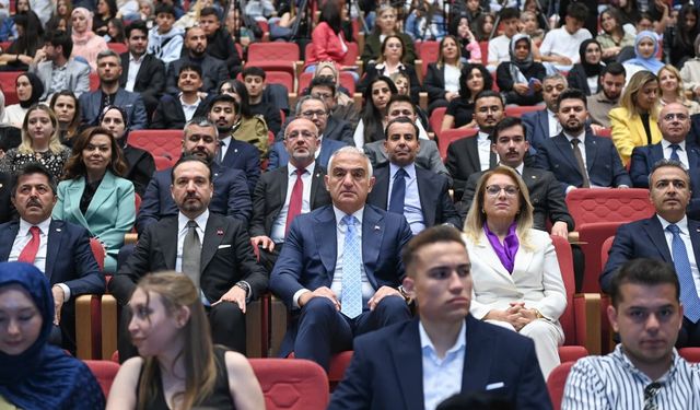 "Türkçe, tarihle yaşıt medeniyet yürüyüşünün sesidir"
