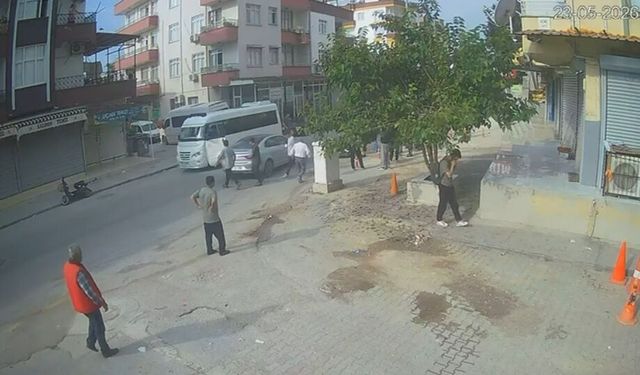Yakınına el sallıyordu, araba çarptı!