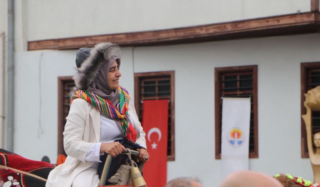 Yörüklerden tarihi Taşköprü'de develi göç yürüyüşü