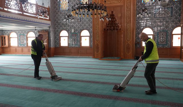 Keçiören’de Bayram Öncesi Temizlik Seferberliği: Camilerde Yoğun Çalışma