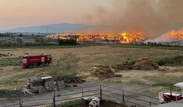 Konya’da Kağıt Fabrikasında Yangın: Alevler Kağıt Yığınlarını Sardı