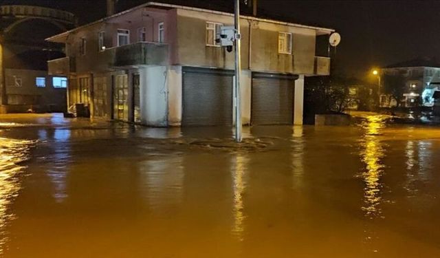 Sakarya’da Sağanak Alarmı: Dereler Taştı, Yol Çöktü