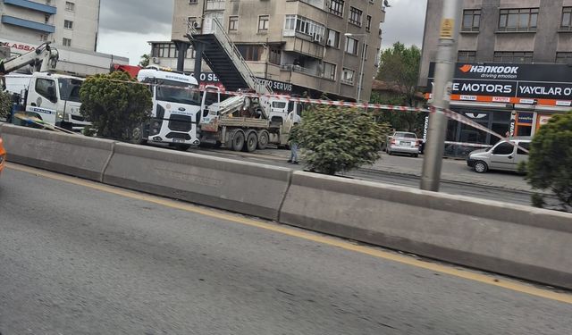 İskitlerde Feci Kaza! Kasası Açık Kamyon Üst Geçide Çarptı!