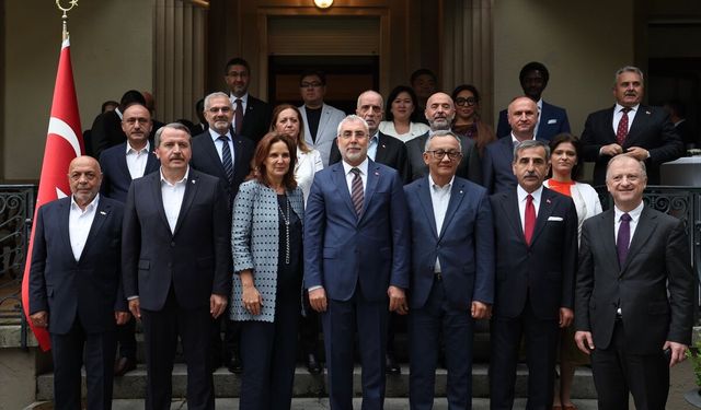 Bakan Işıkhan, Cenevre’de işçi, işveren ve memur temsilcileriyle bir araya geldi