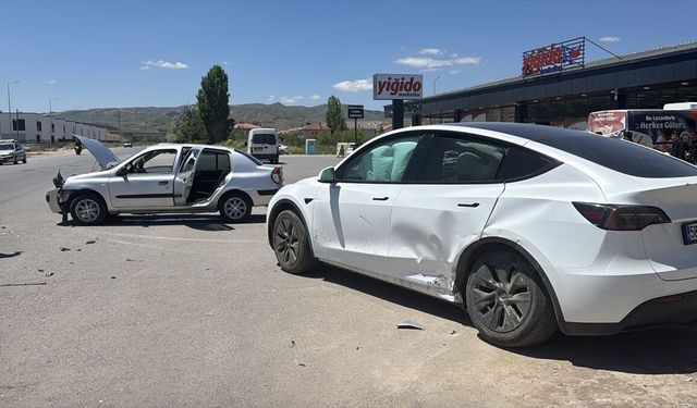 İki otomobilin çarpıştığı kazada 2 kişi yaralandı