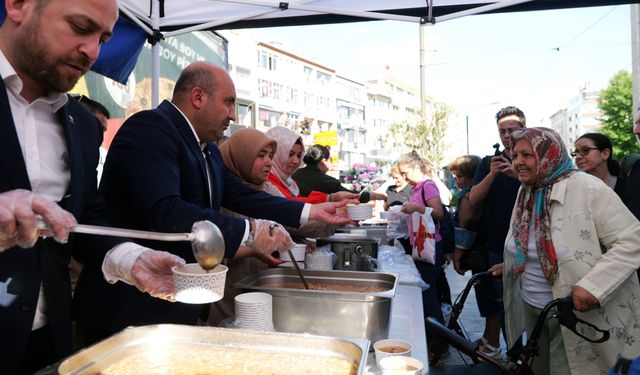İl Başkanı Albayrak, vatandaşlara aşure ikram etti