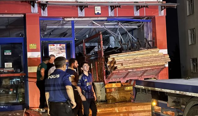 Konya'da kamyon markete daldı