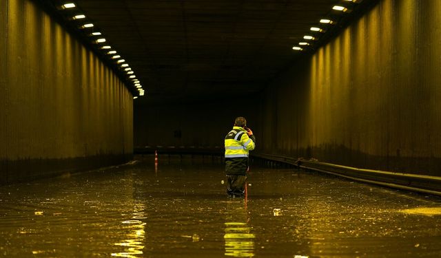 Sağanak Ankara'yı vurdu: Demetevler'de yol çöktü