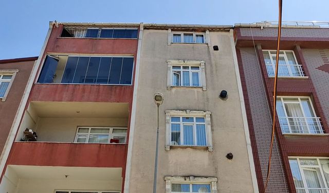 5'inci kattan otomobilin üzerine düşen kişi öldü