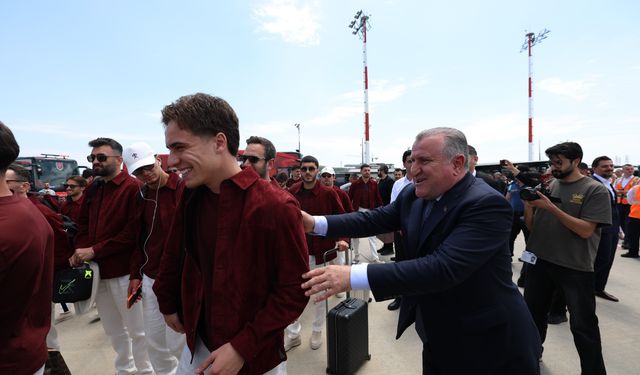 Bakan Bak milli futbolcuları ABD'ye uğurladı