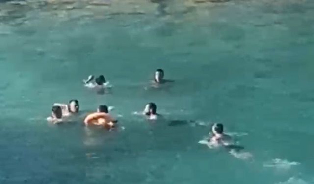 Deniz ortasında sopalı kavga