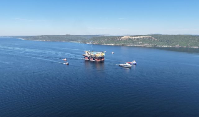 Dev vinç gemisi Çanakkale Boğazı'ndan geçti