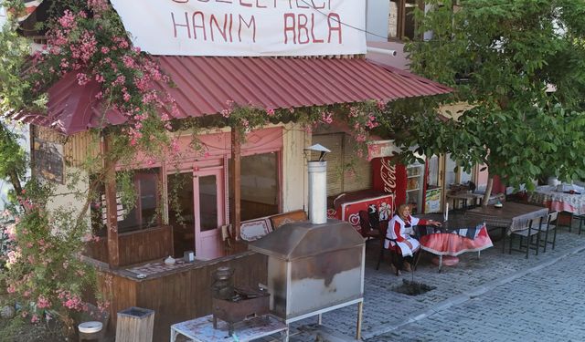 Gözleme pişirip satarak 5 çocuğunu büyüttü
