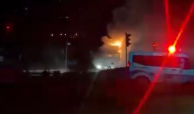 Hatay'da seyir halindeki TIR yandı