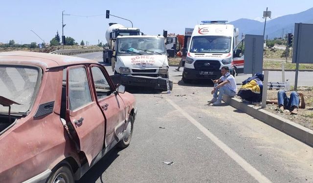 Kamyonet ile otomobil çarpıştı