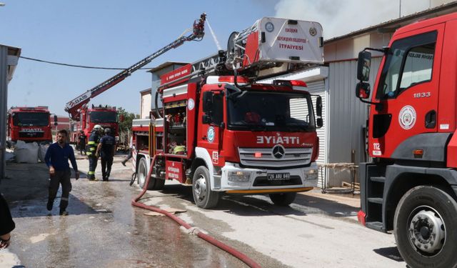 Mobilya imalathanesinde yangın