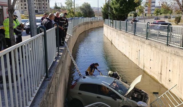 Otomobil, sulama kanalına düştü