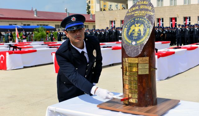 Polis adayı,  kız arkadaşına evlilik teklifi etti