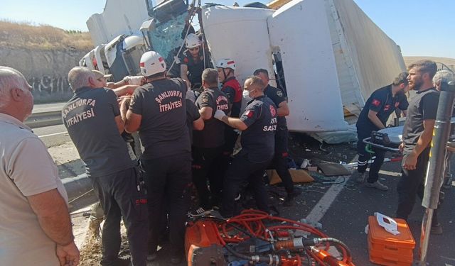 Şanlıurfa'da TIR devrildi