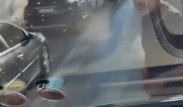 Servis şoförü ile otomobil sürücüsü arasındaki kavga kamerada