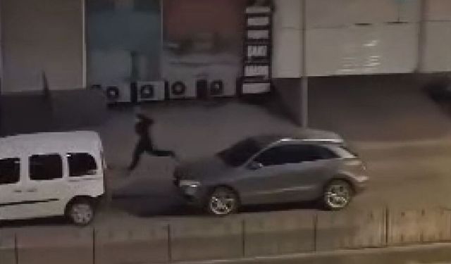 Sultangazi'de otomobil aydınlatma direğine çarptı