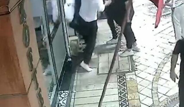 Yoldan geçen mühendisin önünü kesip dövdüler