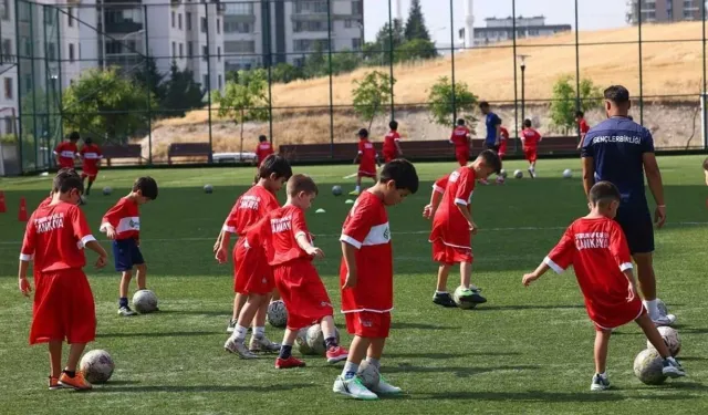 Çankaya'da Ücretsiz Yaz Futbol Okulu İçin Kayıtlar Başladı