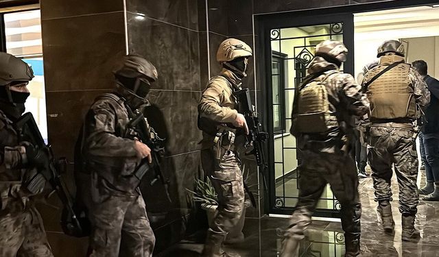Hakkında Hapis Cezası Bulunan Şüpheli, Üzerine Bantladığı Esrarla Yakalandı