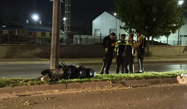 Sivas'ta motosiklet aydınlatma direğine çarptı: