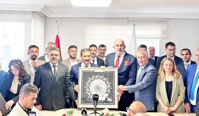 Hatay’ın ayağa kalkışına öncülük eden valiye ödül