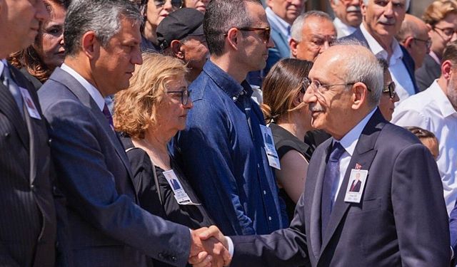 Cenazede gergin yüzle tokalaşma