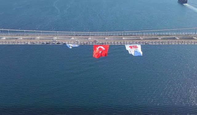 1915 Çanakkale Köprüsü'ne Türk bayrağı asıldı